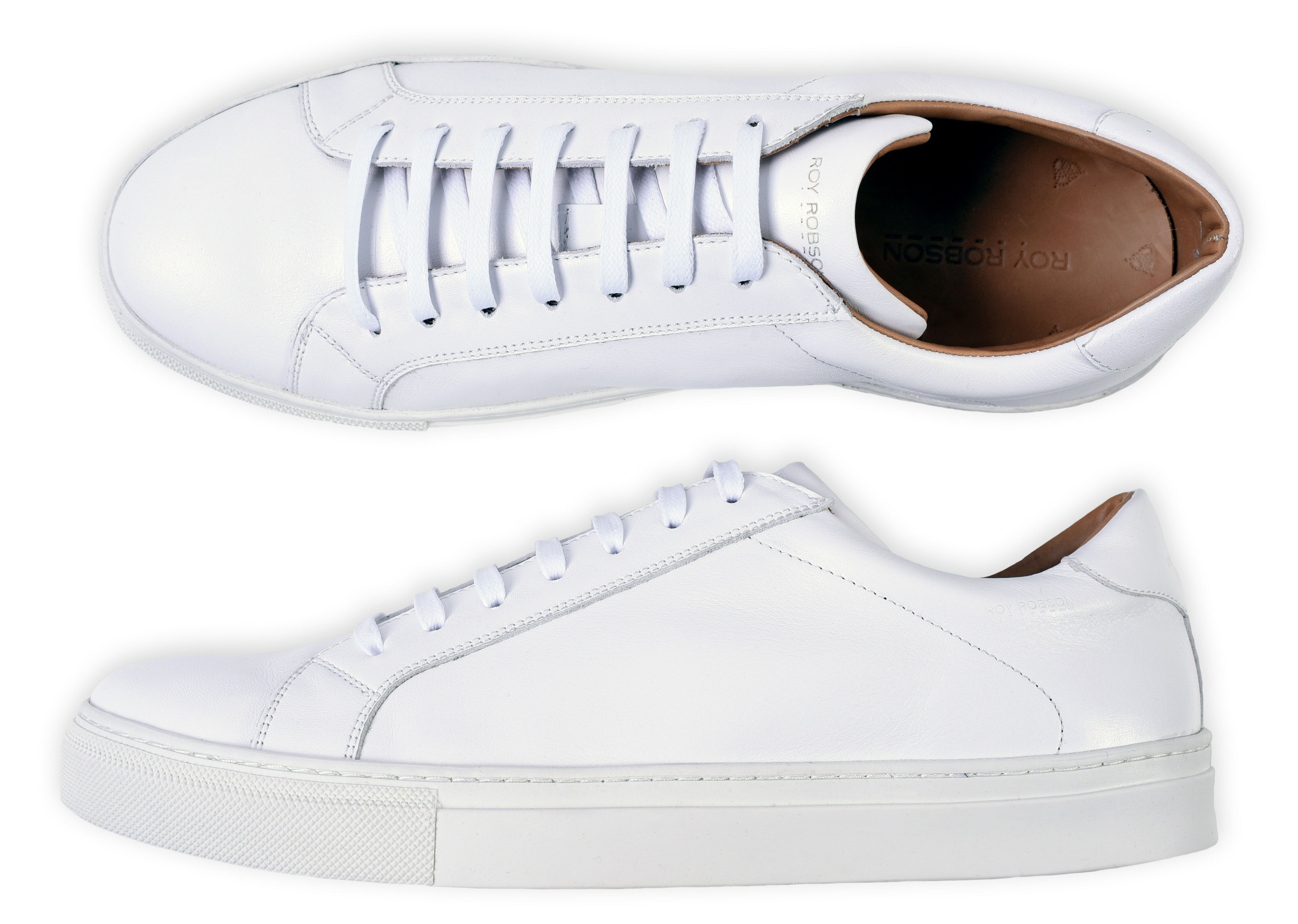 Witte sneakers shop onder pak